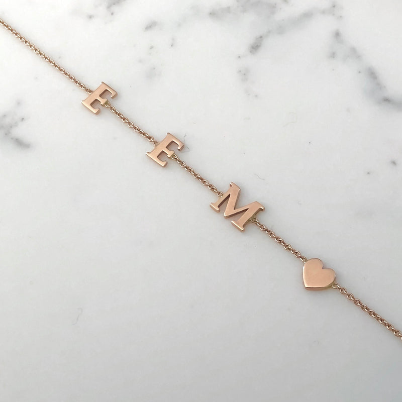 Bracelet initial - lettre sérif